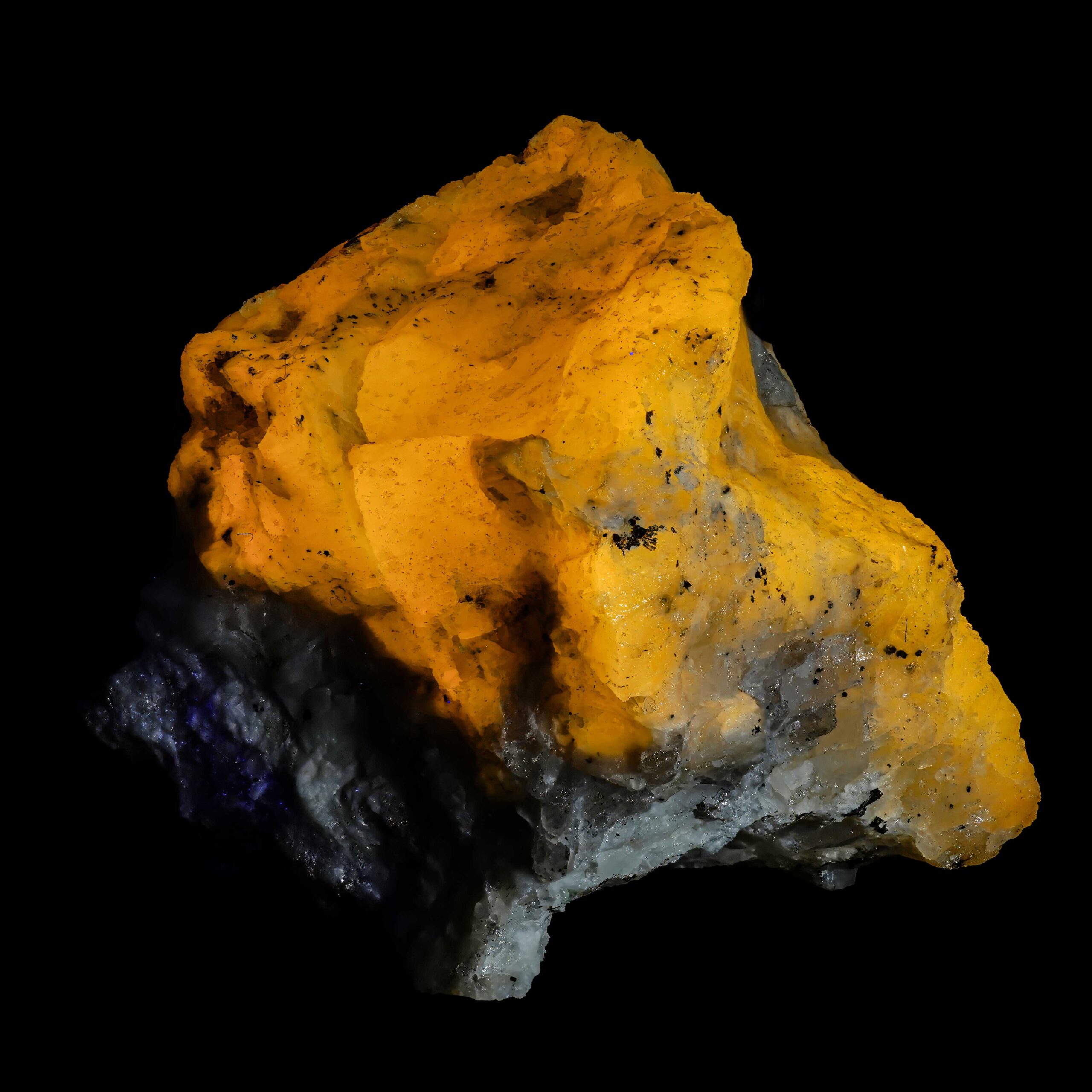 UV-mineral-macro-photography-scapolite