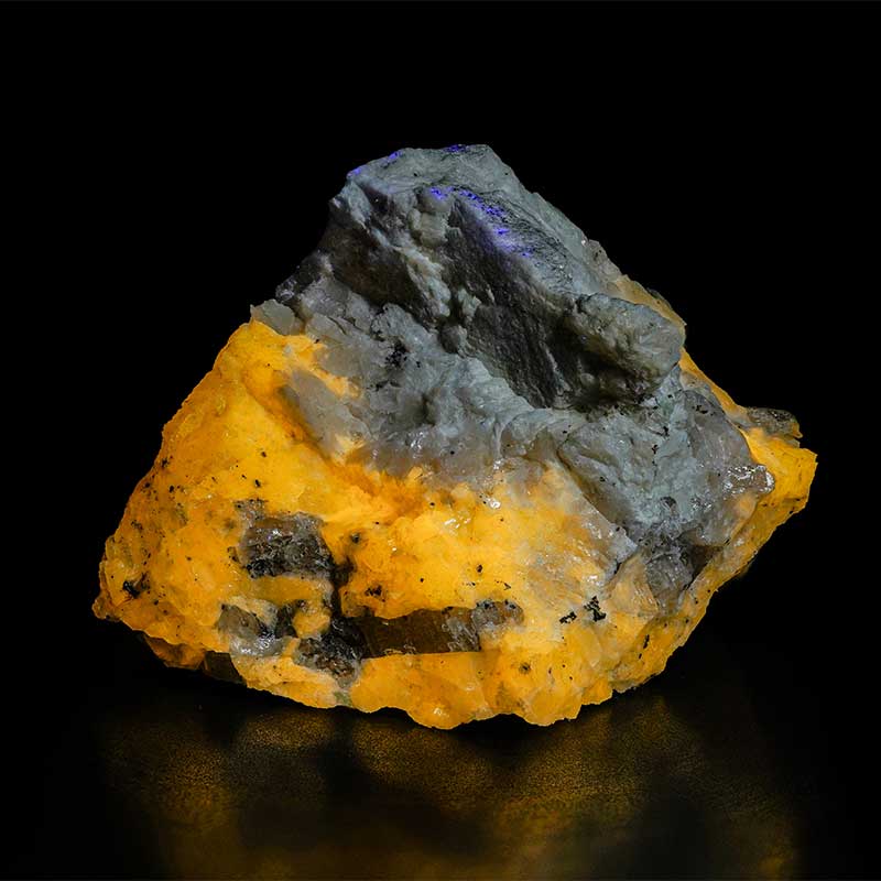 UV-mineral-macro-photography-scapolite-ultraviolet